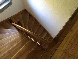 Holztreppe aufgearbeitet - Beschichtung mit 2K-Lack